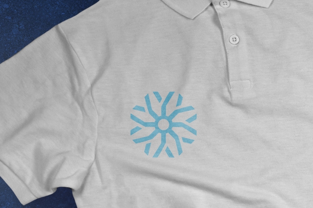 Image de carrousel du logo de CRYO PIPE sur un t-shirt