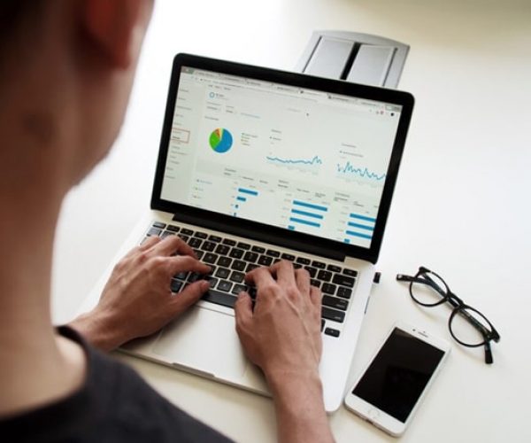 homme devant statistiques ordinateur