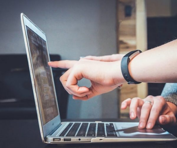 personnes devant ordinateur agence de communication